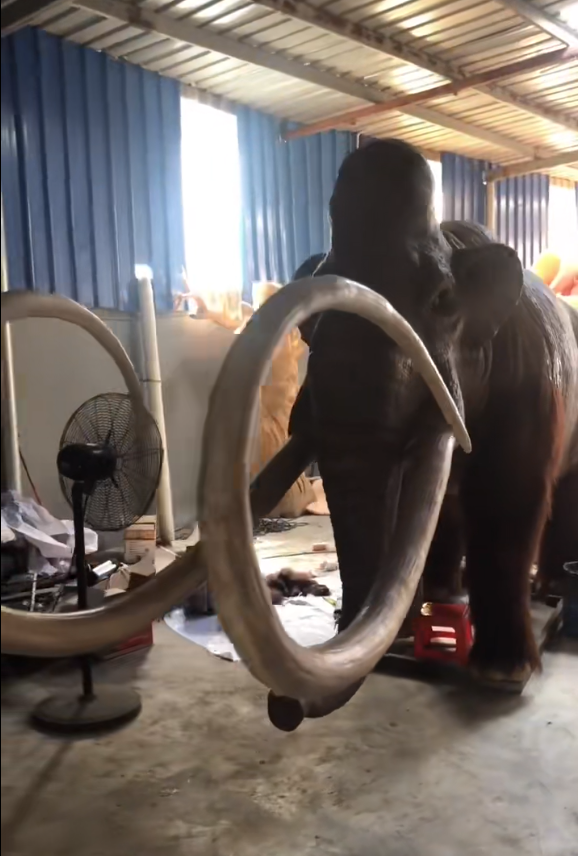 Highly Realistic Mammoth Sculpture Making Process &ndash; Hand-Flocked Animal Sculpture